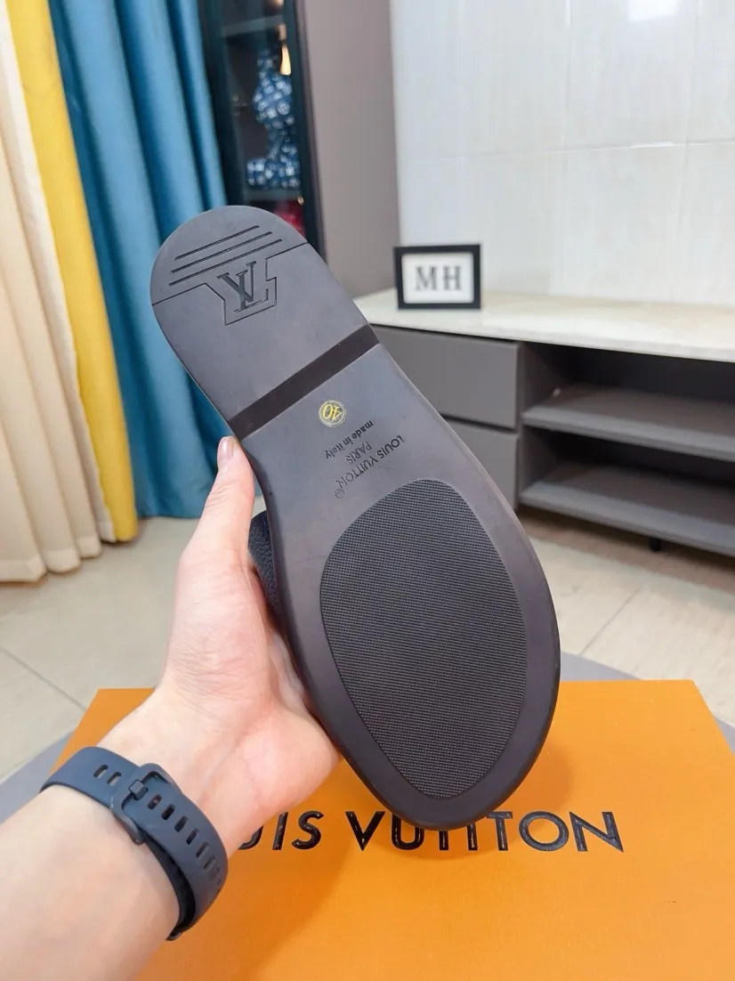 Men's shoes 💰340🌸🌸LV medium men's spring and summer slippers counter synchronization. The uppers are imported cowhide fabrics from Italy, logo graphics and high-quality craftsmanship. Soles: original soles specially provided by the original factory. Exclusive molded soles are super comfortable. Original factory single goods. 🔍🔍High quality. You can enter and exit the counter at will. Welcome to compare. Size 38-45